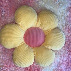 Adorable Flower Pillow🌈